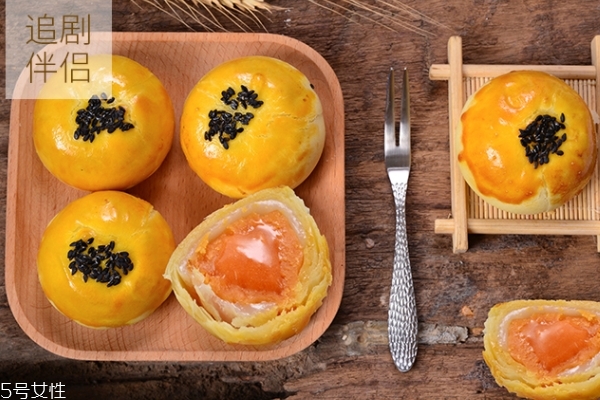 蛋黃月餅是甜的還是咸的 是咸味的 蛋黃月餅是甜的還是咸的 是咸味的