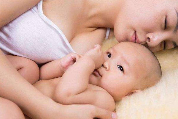 秋季寶寶長(zhǎng)痱子怎么辦 爸媽注意日常護(hù)理 秋季寶寶長(zhǎng)痱子怎么辦 爸媽注意日常護(hù)理