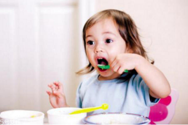 新爸媽必看:如何讓寶寶自己吃飯的技巧 新爸媽必看:如何讓寶寶自己吃飯的技巧