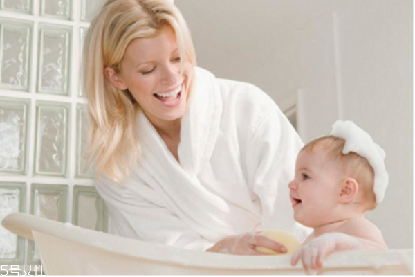 寶寶每天洗澡有助身心智力發(fā)育 寶寶每天洗澡有助身心智力發(fā)育