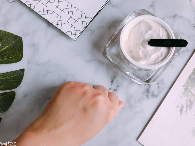 奧倫納素豆腐霜會(huì)致痘嗎 使用月余不致痘 奧倫納素豆腐霜會(huì)致痘嗎 使用月余不致痘