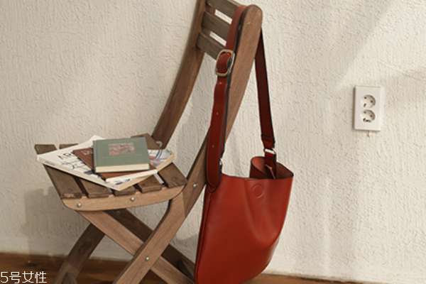 皮包可以用護手霜擦嗎 有保養(yǎng)效果 皮包可以用護手霜擦嗎 有保養(yǎng)效果