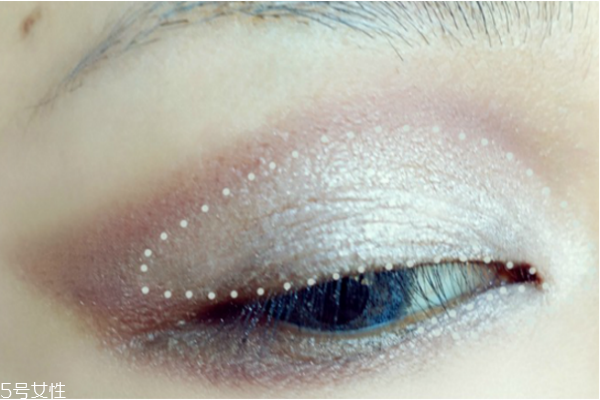 歐美妝容的步驟圖解 藍(lán)色煙熏妝讓你驚艷全場(chǎng) 歐美妝容的步驟圖解 藍(lán)色煙熏妝讓你驚艷全場(chǎng)