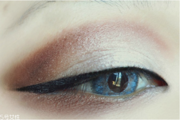 歐美妝容的步驟圖解 藍(lán)色煙熏妝讓你驚艷全場(chǎng) 歐美妝容的步驟圖解 藍(lán)色煙熏妝讓你驚艷全場(chǎng)