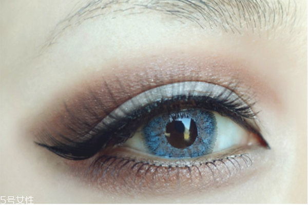 歐美妝容的步驟圖解 藍(lán)色煙熏妝讓你驚艷全場(chǎng) 歐美妝容的步驟圖解 藍(lán)色煙熏妝讓你驚艷全場(chǎng)