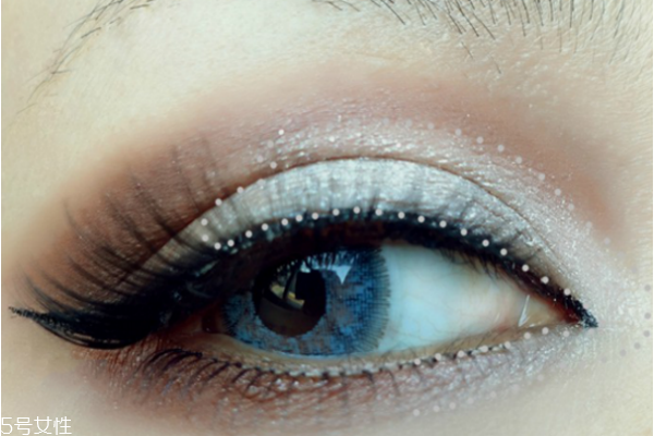 歐美妝容的步驟圖解 藍(lán)色煙熏妝讓你驚艷全場(chǎng) 歐美妝容的步驟圖解 藍(lán)色煙熏妝讓你驚艷全場(chǎng)