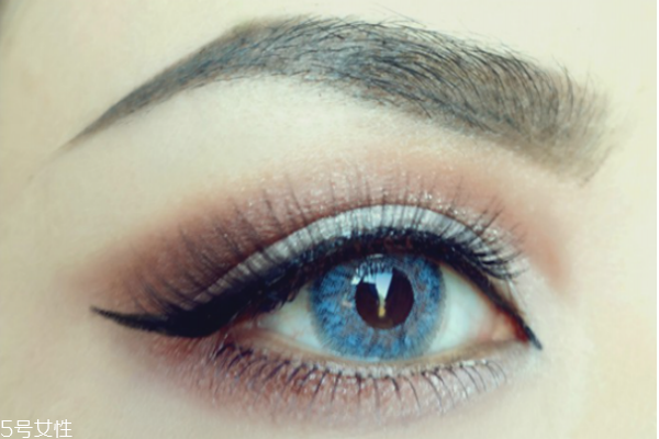 歐美妝容的步驟圖解 藍(lán)色煙熏妝讓你驚艷全場(chǎng) 歐美妝容的步驟圖解 藍(lán)色煙熏妝讓你驚艷全場(chǎng)