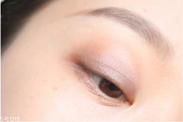 小煙熏妝的畫法步驟圖解 紫色小煙熏眼妝教程 小煙熏妝的畫法步驟圖解 紫色小煙熏眼妝教程