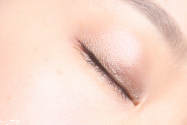 小煙熏妝的畫法步驟圖解 紫色小煙熏眼妝教程 小煙熏妝的畫法步驟圖解 紫色小煙熏眼妝教程