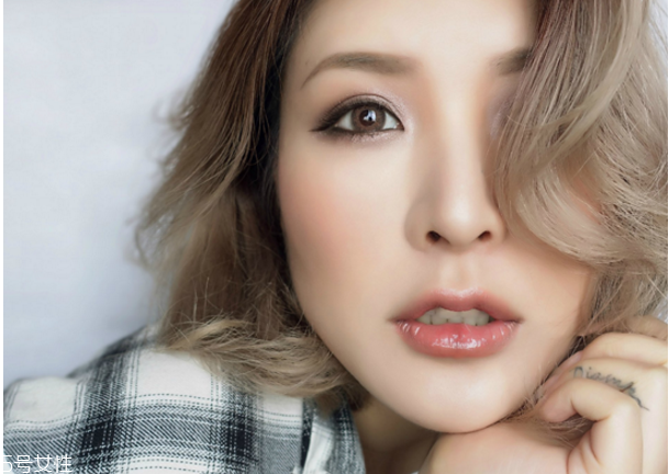 小煙熏妝的畫法步驟圖解 紫色小煙熏眼妝教程 小煙熏妝的畫法步驟圖解 紫色小煙熏眼妝教程