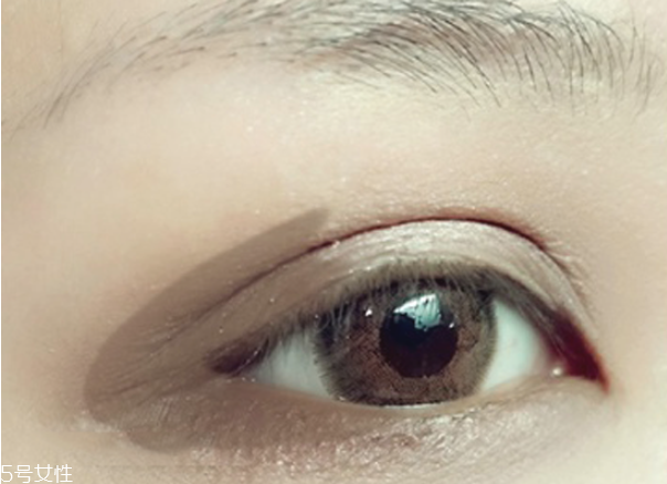 小煙熏妝的畫法步驟圖解 紫色小煙熏眼妝教程 小煙熏妝的畫法步驟圖解 紫色小煙熏眼妝教程