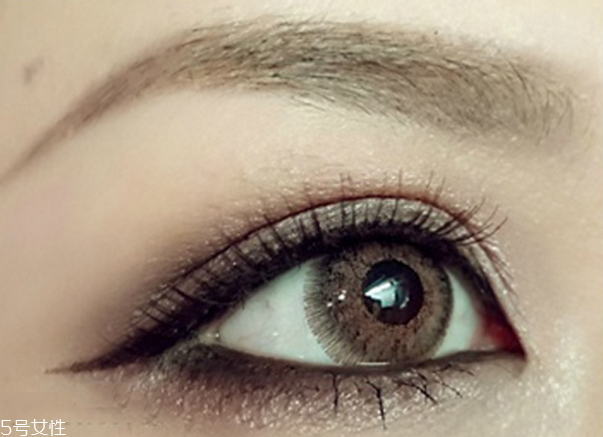 小煙熏妝的畫法步驟圖解 紫色小煙熏眼妝教程 小煙熏妝的畫法步驟圖解 紫色小煙熏眼妝教程