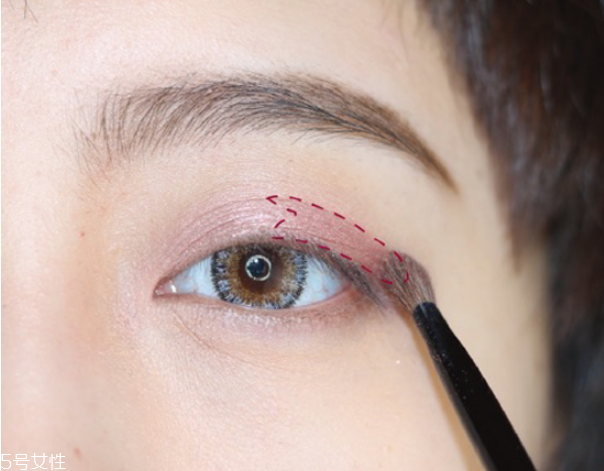 小煙熏妝的畫法步驟圖解 紫色小煙熏眼妝教程 小煙熏妝的畫法步驟圖解 紫色小煙熏眼妝教程