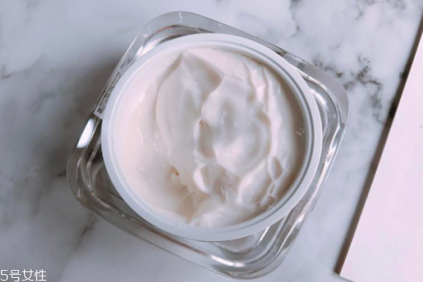 奧倫納素豆腐霜會(huì)致痘嗎 使用月余不致痘 奧倫納素豆腐霜會(huì)致痘嗎 使用月余不致痘