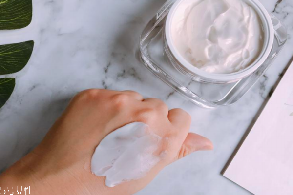 奧倫納素豆腐霜會(huì)致痘嗎 使用月余不致痘 奧倫納素豆腐霜會(huì)致痘嗎 使用月余不致痘