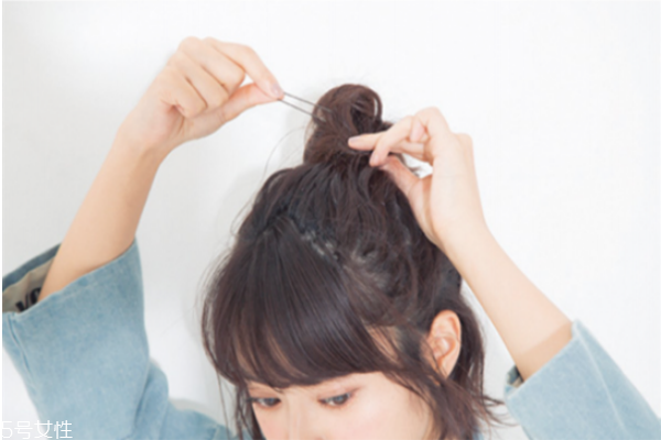 短發(fā)半丸子頭的扎法圖解 短發(fā)半丸子頭扎法教程 短發(fā)半丸子頭的扎法圖解 短發(fā)半丸子頭扎法教程