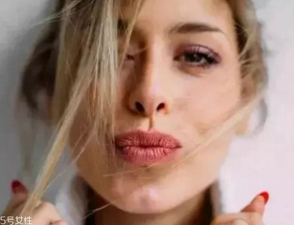 冬季如何護(hù)唇 護(hù)唇小妙招 冬季如何護(hù)唇 護(hù)唇小妙招