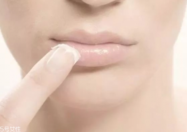 冬季如何護(hù)唇 護(hù)唇小妙招 冬季如何護(hù)唇 護(hù)唇小妙招