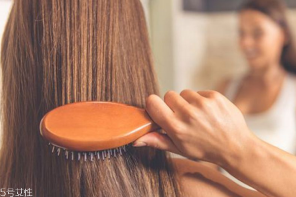 女生脫發(fā)嚴(yán)重怎么治 3個養(yǎng)護步驟遠離少女禿 女生脫發(fā)嚴(yán)重怎么治 3個養(yǎng)護步驟遠離少女禿