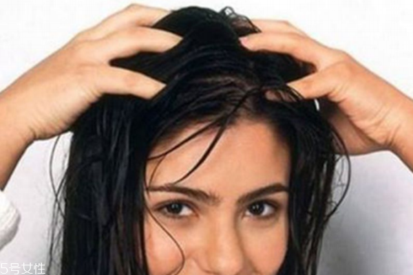 女生脫發(fā)嚴(yán)重怎么治 3個養(yǎng)護步驟遠離少女禿 女生脫發(fā)嚴(yán)重怎么治 3個養(yǎng)護步驟遠離少女禿