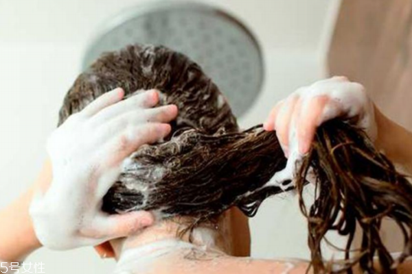 女生脫發(fā)嚴(yán)重怎么治 3個養(yǎng)護步驟遠離少女禿 女生脫發(fā)嚴(yán)重怎么治 3個養(yǎng)護步驟遠離少女禿