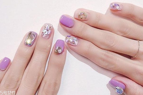 簡約跳色美甲圖片 這幾款耐看又日常 簡約跳色美甲圖片 這幾款耐看又日常