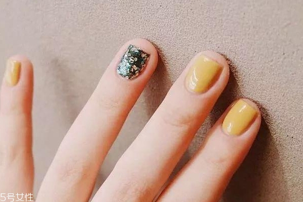 簡約跳色美甲圖片 這幾款耐看又日常 簡約跳色美甲圖片 這幾款耐看又日常