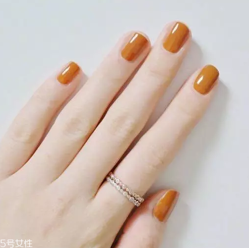 簡約跳色美甲圖片 這幾款耐看又日常 簡約跳色美甲圖片 這幾款耐看又日常