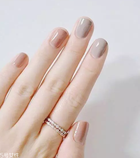 簡約跳色美甲圖片 這幾款耐看又日常 簡約跳色美甲圖片 這幾款耐看又日常