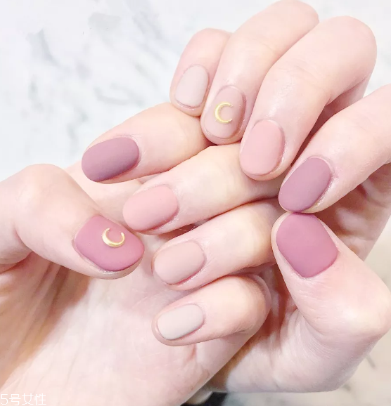 簡約跳色美甲圖片 這幾款耐看又日常 簡約跳色美甲圖片 這幾款耐看又日常