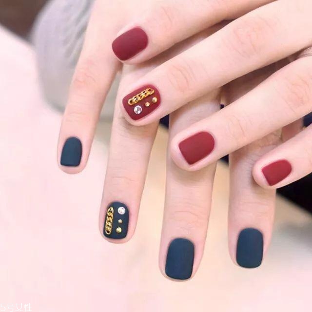 簡約跳色美甲圖片 這幾款耐看又日常 簡約跳色美甲圖片 這幾款耐看又日常