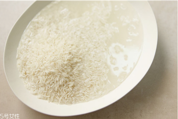 淘米水洗臉后還要用清水洗嗎 淘米水的美容功效 淘米水洗臉后還要用清水洗嗎 淘米水的美容功效
