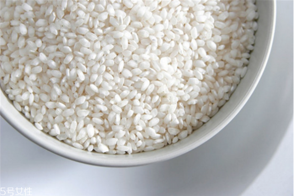 淘米水洗臉后還要用清水洗嗎 淘米水的美容功效 淘米水洗臉后還要用清水洗嗎 淘米水的美容功效