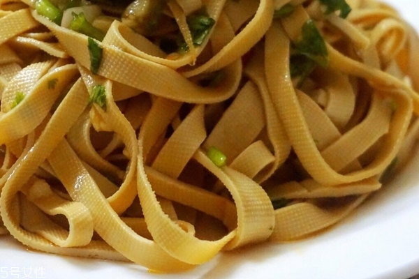 千張為什么要焯水 是這個原因 千張為什么要焯水 是這個原因