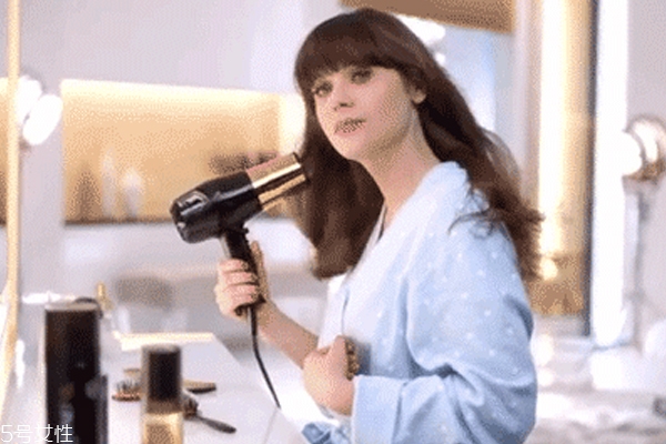 燙發(fā)后怎么吹頭發(fā) 2種吹法各有優(yōu)點(diǎn) 燙發(fā)后怎么吹頭發(fā) 2種吹法各有優(yōu)點(diǎn)