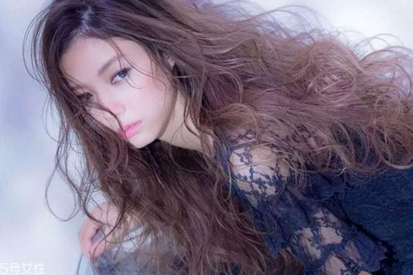 燙發(fā)后怎么吹頭發(fā) 2種吹法各有優(yōu)點 燙發(fā)后怎么吹頭發(fā) 2種吹法各有優(yōu)點