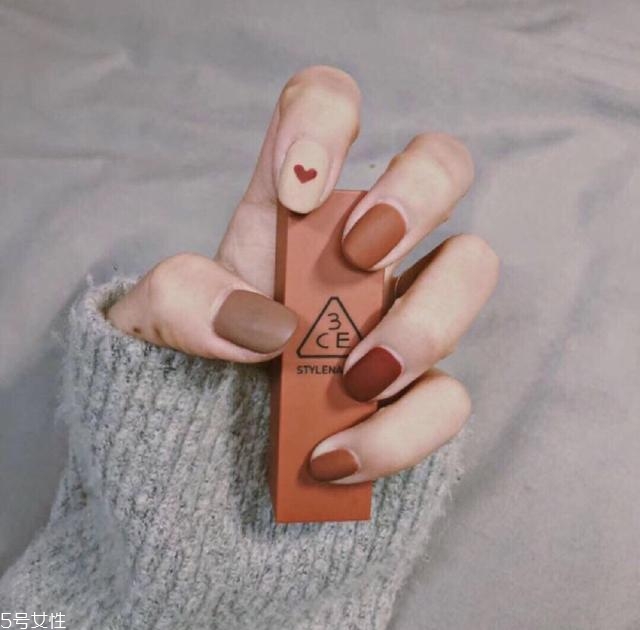 百搭南瓜色美甲圖片 這幾款讓你擁有好氣色 百搭南瓜色美甲圖片 這幾款讓你擁有好氣色