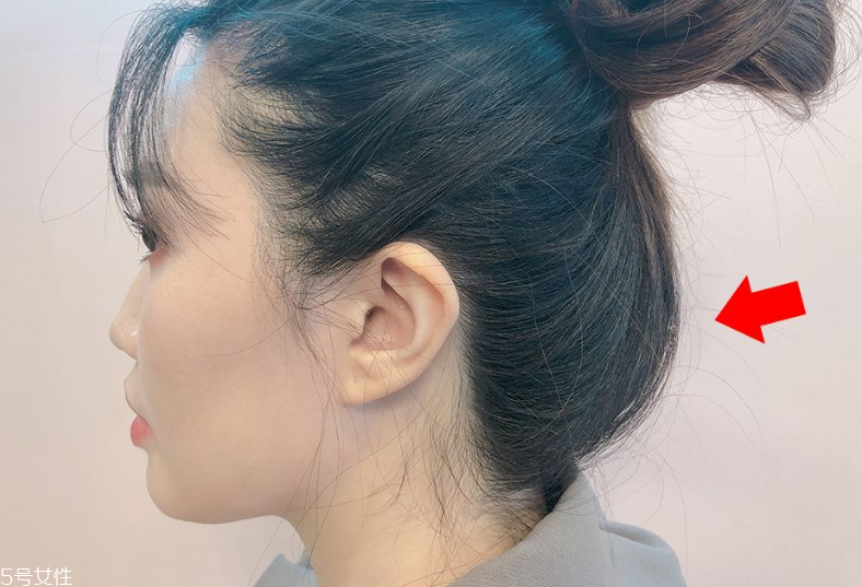 發(fā)量少怎么扎丸子頭 4步打造圓潤后腦勺 發(fā)量少怎么扎丸子頭 4步打造圓潤后腦勺
