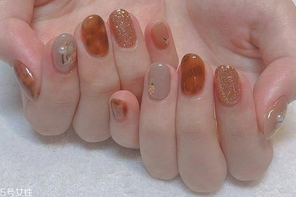 新款琥珀美甲圖片 這幾款讓指尖瞬間高大上 新款琥珀美甲圖片 這幾款讓指尖瞬間高大上