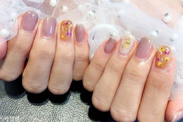 顯手白的裸色美甲圖片 這幾款大方時(shí)髦有氣質(zhì) 顯手白的裸色美甲圖片 這幾款大方時(shí)髦有氣質(zhì)