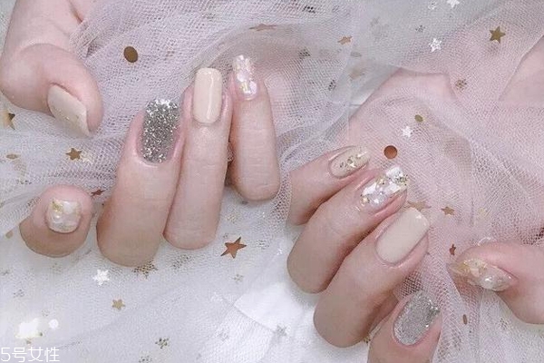 顯手白的裸色美甲圖片 這幾款大方時(shí)髦有氣質(zhì) 顯手白的裸色美甲圖片 這幾款大方時(shí)髦有氣質(zhì)