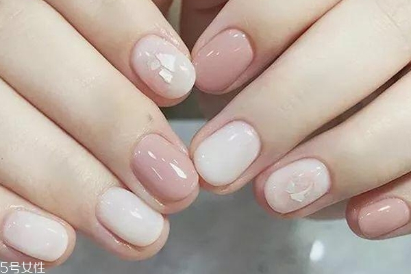 顯手白的裸色美甲圖片 這幾款大方時(shí)髦有氣質(zhì) 顯手白的裸色美甲圖片 這幾款大方時(shí)髦有氣質(zhì)