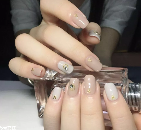 顯手白的裸色美甲圖片 這幾款大方時髦有氣質(zhì) 顯手白的裸色美甲圖片 這幾款大方時髦有氣質(zhì)