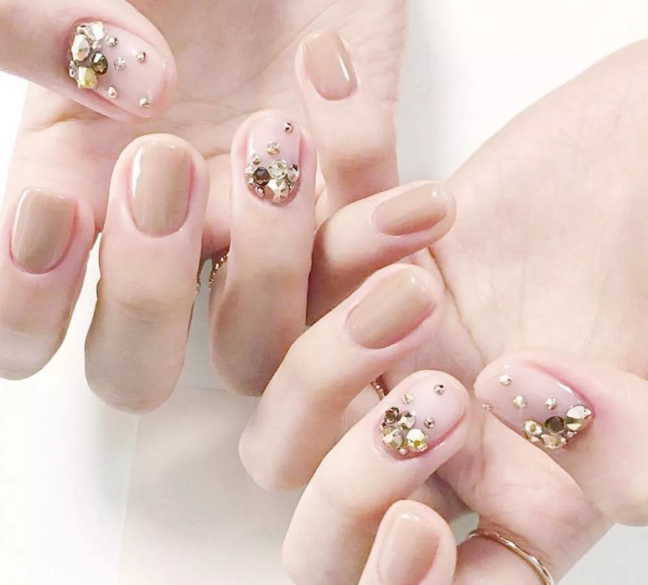 顯手白的裸色美甲圖片 這幾款大方時髦有氣質(zhì) 顯手白的裸色美甲圖片 這幾款大方時髦有氣質(zhì)