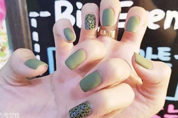 時(shí)尚綠色美甲圖片 這幾款非常抓人眼球 時(shí)尚綠色美甲圖片 這幾款非常抓人眼球