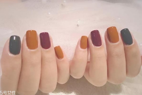 秋冬跳色美甲圖片 這幾款落落大方很溫暖 秋冬跳色美甲圖片 這幾款落落大方很溫暖