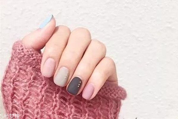 秋冬跳色美甲圖片 這幾款落落大方很溫暖 秋冬跳色美甲圖片 這幾款落落大方很溫暖