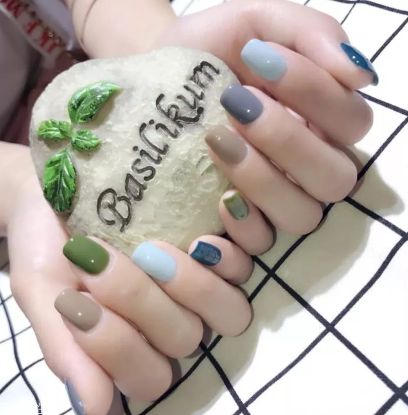 秋冬跳色美甲圖片 這幾款落落大方很溫暖 秋冬跳色美甲圖片 這幾款落落大方很溫暖