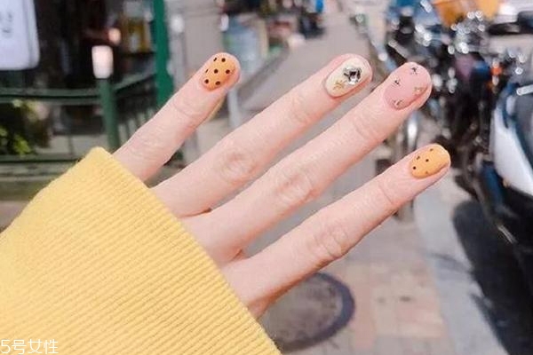 可愛(ài)波點(diǎn)美甲圖片 這幾款自帶減齡效果 可愛(ài)波點(diǎn)美甲圖片 這幾款自帶減齡效果