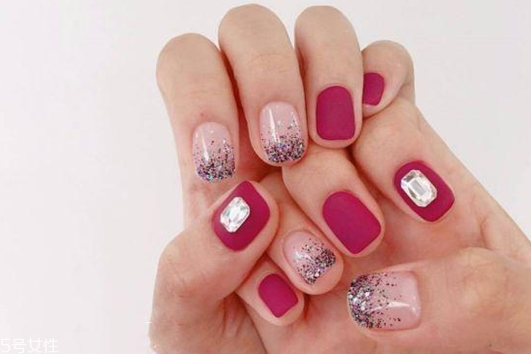 另類磨砂紅美甲圖片 讓人魅力四射的紅色風(fēng)暴 另類磨砂紅美甲圖片 讓人魅力四射的紅色風(fēng)暴